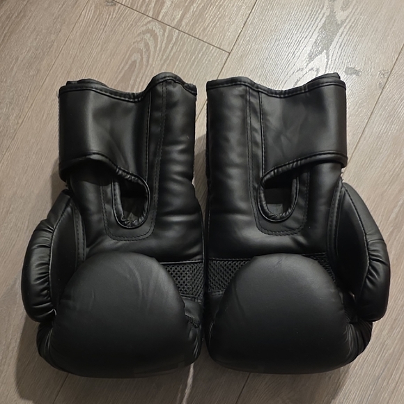 XL Boxing Gloves - Picture 4 of 4